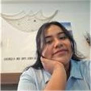 ​Estudiante de ingeniería especializada en clases de química básica para jóvenes de forma online