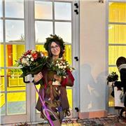 Ragazza laureata impartisce lezioni di inglese a chiunque ne avesse bisogno