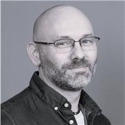 Je forme à l’informatique, de l’administration aux bases du développement, pour rendre la technologie accessible à tous.