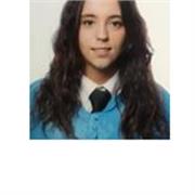 Chica joven imparte clases para niños de diferentes edades