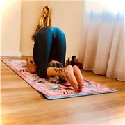 Profesora de yoga online y practicante de Ashtanga Vinyasa Yoga encima de la esterilla y fuera de ella.