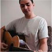 Aulas de violão e guitarra para iniciantes com foco em prática, diversão e evolução constante