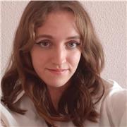 Estudiante de periodismo que dispone de un certificado de nivel C1 de inglés. A pesar de residir en Elda, estudio en Elche