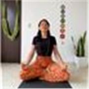 Instructora de yoga con énfasis terapéutico clases online