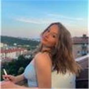 Diplomata al Liceo Classico, frequentante la Facoltá di Giurisprudenza, offre lezioni private di lingua italiana per stranieri