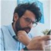 Docente di Filosofia e Storia, impartisce lezioni private a studenti dei licei