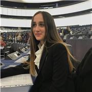 Sono una studentessa universitaria di 23 anni di madrelingua inglese