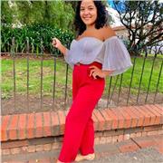 Profesora de naturales imparte clases a niños de primaria