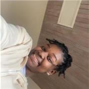 Étudiante en soins infirmiers donne des cours scolaires en Biologie fondamentale aux collégiens