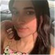 Mujer fascinada por enseñar y aprender de los estudiantes, dar clases a adolescentes