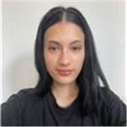 Hola, me llamo Nicole y tengo 18 años. Me acabo de graduar de bachillerato, artístico. Al haber cursado este bachillerato, mi forma de ver las cosas han cambiado, y ahora soy mucho más creativa. 
Me gusta estar activa y enseñar lo que llevo aprendiendo de