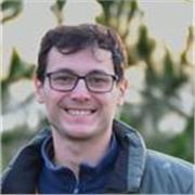 Profesor de inglés que imparte clases a chicos de diferentes edades