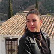 Chica con gran habilidad para enseñar y conectar con alumnos , cursando psicología y con gran expediente académico