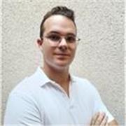 Paciente y comprensivo, con gran experiencia en niños con dificultades.