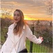 Deutschlehrerin bietet motivierenden und effektiven Unterricht für Schüler aller Altersgruppen
