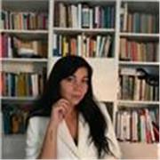 Educatrice professionale impartisce ripetizioni per studenti/studentesse del liceo