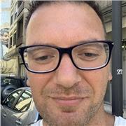 Laureato in Scienze della Comunicazione, impartisce ripetizioni in materie di ambito umanistico