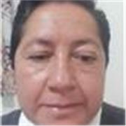 Profesora da clases a primaria y secundaria