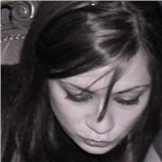 Laureata un Filologia Moderna, con il massimo dei voti, impartisce lezioni di italiano, latino, storia e filosofia