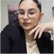 Me defino como una estudiante de Magisterio de Primaria que ama pasar tiempo con los niños, con confianza en sí misma y paciente