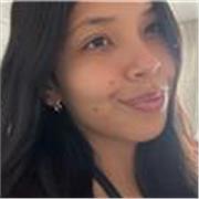 Soy profesora de inglés con formación certificada y experiencia enseñando a jóvenes y niños, enfocándome en que hables desde la