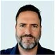 Profesor titulado en Educación Especial y especialista en Lengua española y en adaptaciónes curriculares en E.F. y baloncesto. 
