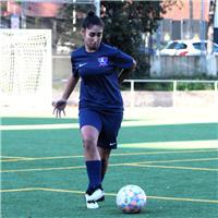 Soy jugadora de fútbol desde los 5 años (llevo 11 años jugando), y me gustaría enseñar o entrenar porque es algo que me apasiona.