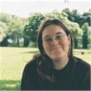 Graduada en Derecho, apta para clases de todos los niveles. 