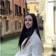 Profesora imparte clases de matemáticas, lengua, inglés, física, química y geología a jóvenes de colegio, ESO y bachillerato