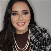 Laureata in ingegneria biomedica, con master in matematica e fisica, impartisce lezioni di matematica e fisica