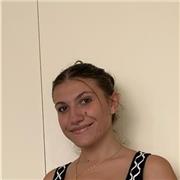 Etudiante en économie, je parle anglais, français et portugais. J'ai obtenu mon baccalauréat mention très bien.