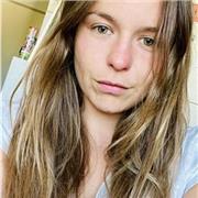 Viens apprendre à t’amusant ! Je suis Lola, j’ai 30 ans et j’accompagne des élèves de primaires dans leur scolarité.