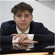 Laureando alla triennale di pianoforte classico