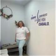 Profesional versátil y multidisciplinar con más de 20 años de trayectoria dedicada a la salud, el bienestar y la estética avan