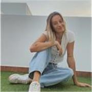 Chica jovén con estudios de psicología y bachillerato de ciencias de la salud