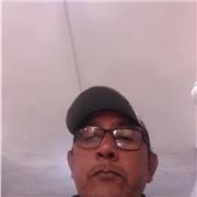 Profesor de ciencias naturales imparte clases a niños
