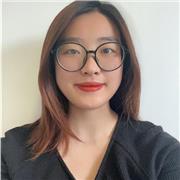 Professeur donne cours aux enfants