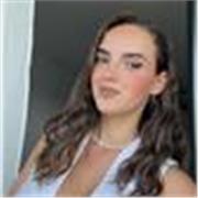Soy una profesora que se adapta a las necesidades de cada alumno para que pueda mejorar en las destrezas que necesita. 
