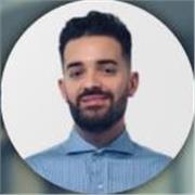 Profesor titulado en fútbol con más de 5 años de experiencia impartiendo clases.