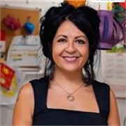 
Kunstlehrerin, die verschiedene Altersgruppen unterrichtet, mit einer positiven Atmosphäre und echtem Engagement.