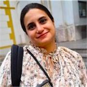 Studentessa universitaria impartisce lezioni di doposcuola per elementari e medie
