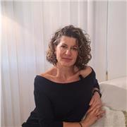 Licenciada en Ciencias Físicas ( Fisica Teórica) por la UAM. Titulada para impartir clases de IB tanto MAE como MAI