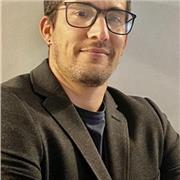 Profesor de Química Orgánica imparte clases a estudiantes de bachillerato y universidad
