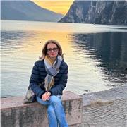 Insegnante della scuola primaria,  laureata in Lingue e letterature straniere