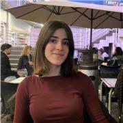 Hola, soy Ángela. Tengo 18 años y muchas ganas de iniciarme en el entorno laboral