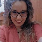 Estudiante que imparte clases y apoyo a niños y niñas en edad educativa