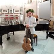 Docente laureato in chitarra offre lezioni di chitarra classica, ritmica e teoria , analisi e composizione