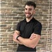 Profesional titulado en entrenamiento personal que te ayuda a verte mejor al espejo.
