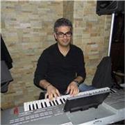 Insegnate di Musica, con riferimento al pianoforte e alle tastiere elettroniche, un viaggio musicale artistico e formativo che comprende lo studio di vari stili, , gli approcci allo strumento, e la produzione musicale, strizzando l’occhio alla composizion