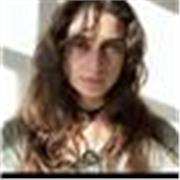 Studentessa universitaria impartisce lezioni di modellazione 3D, rendering e disegno digitale